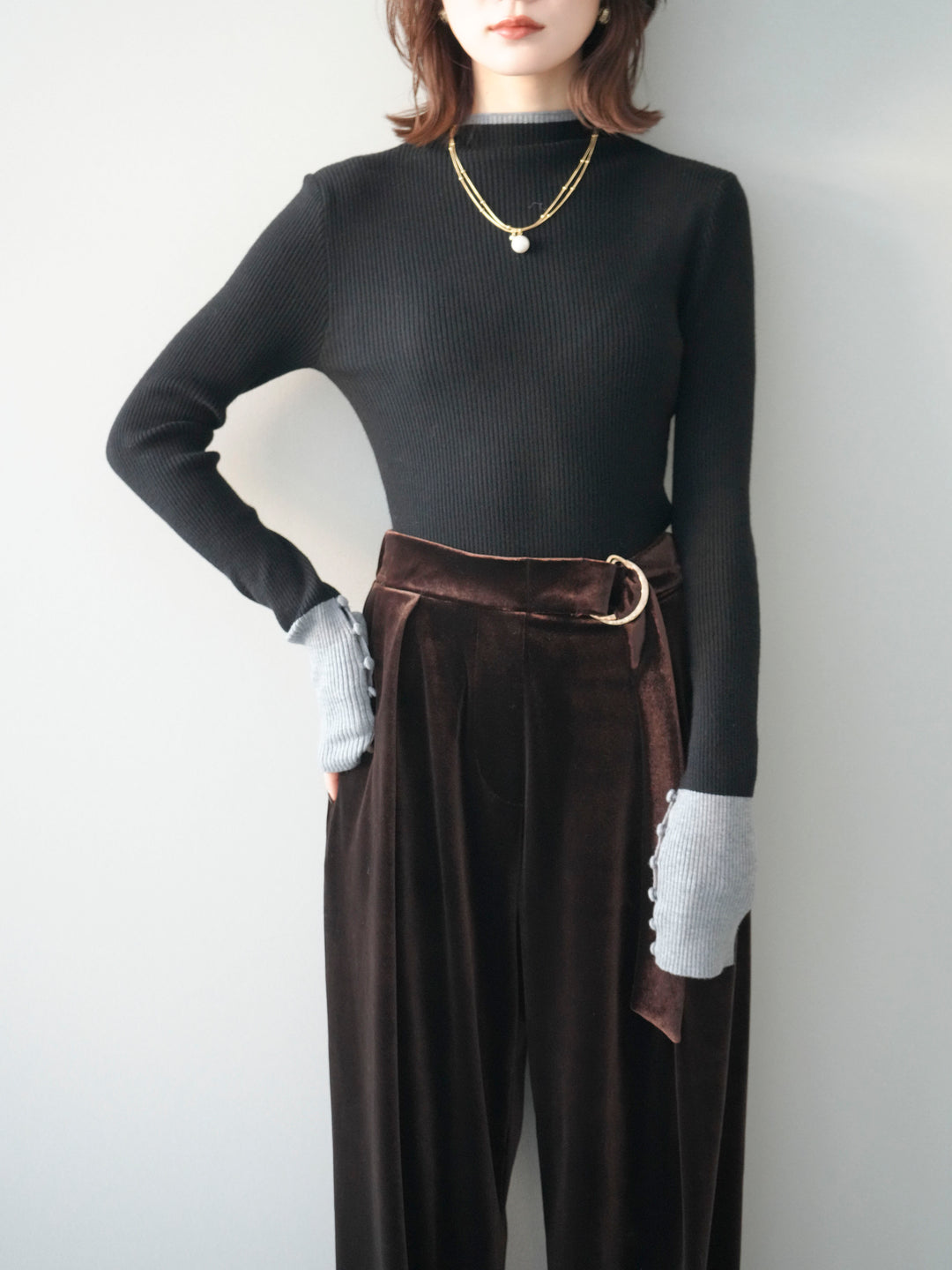 [予約]袖ボタンハイネック配色リブニットトップス/black