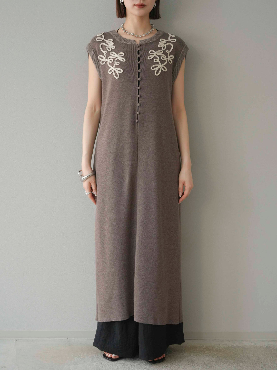 【預購】前開衩繩繡花針織洋裝/摩卡色