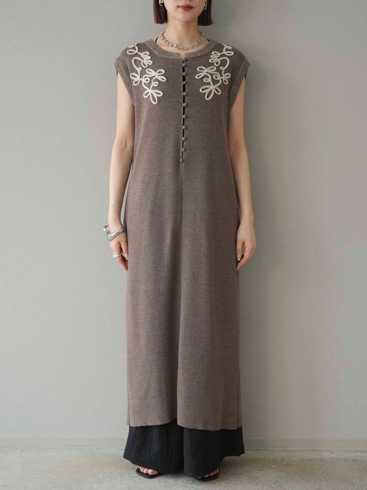 【預購】前開衩繩繡花針織洋裝/摩卡色