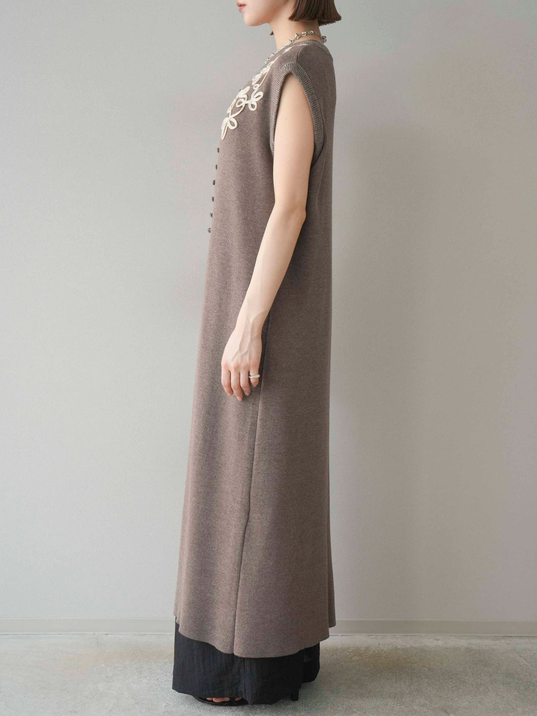 【預購】前開衩繩繡花針織洋裝/摩卡色