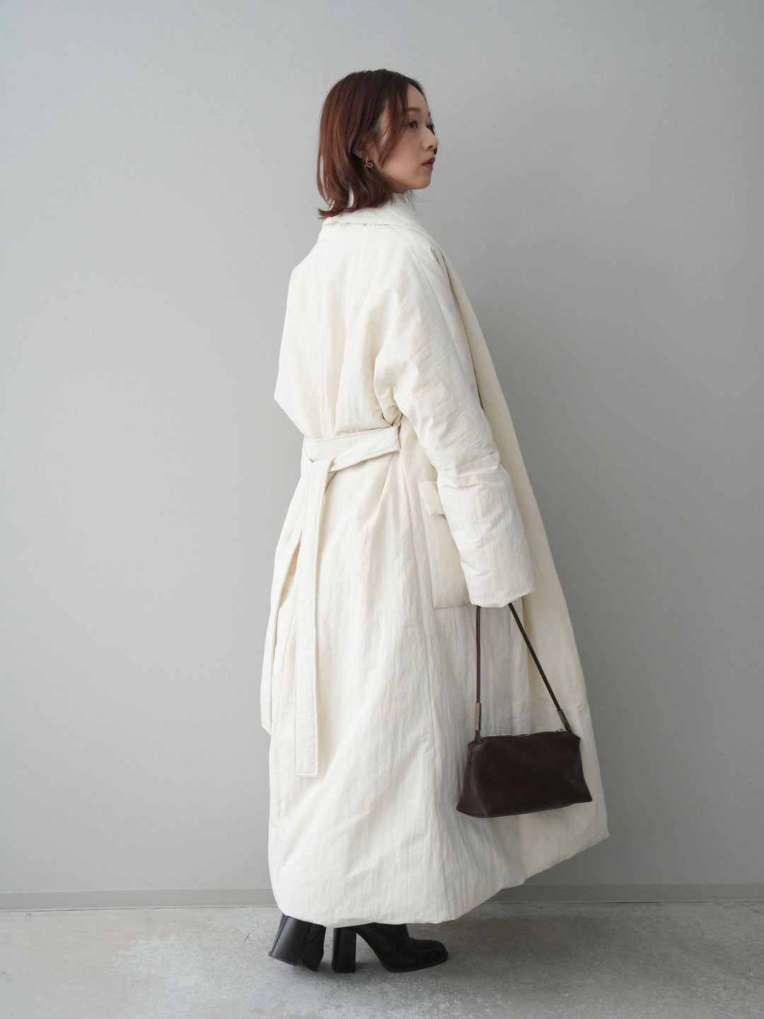 [SET]ロングダウンコート+袖ボタンボトルネックリブニットトップス+ベルト付きタックミニスカート(3set)