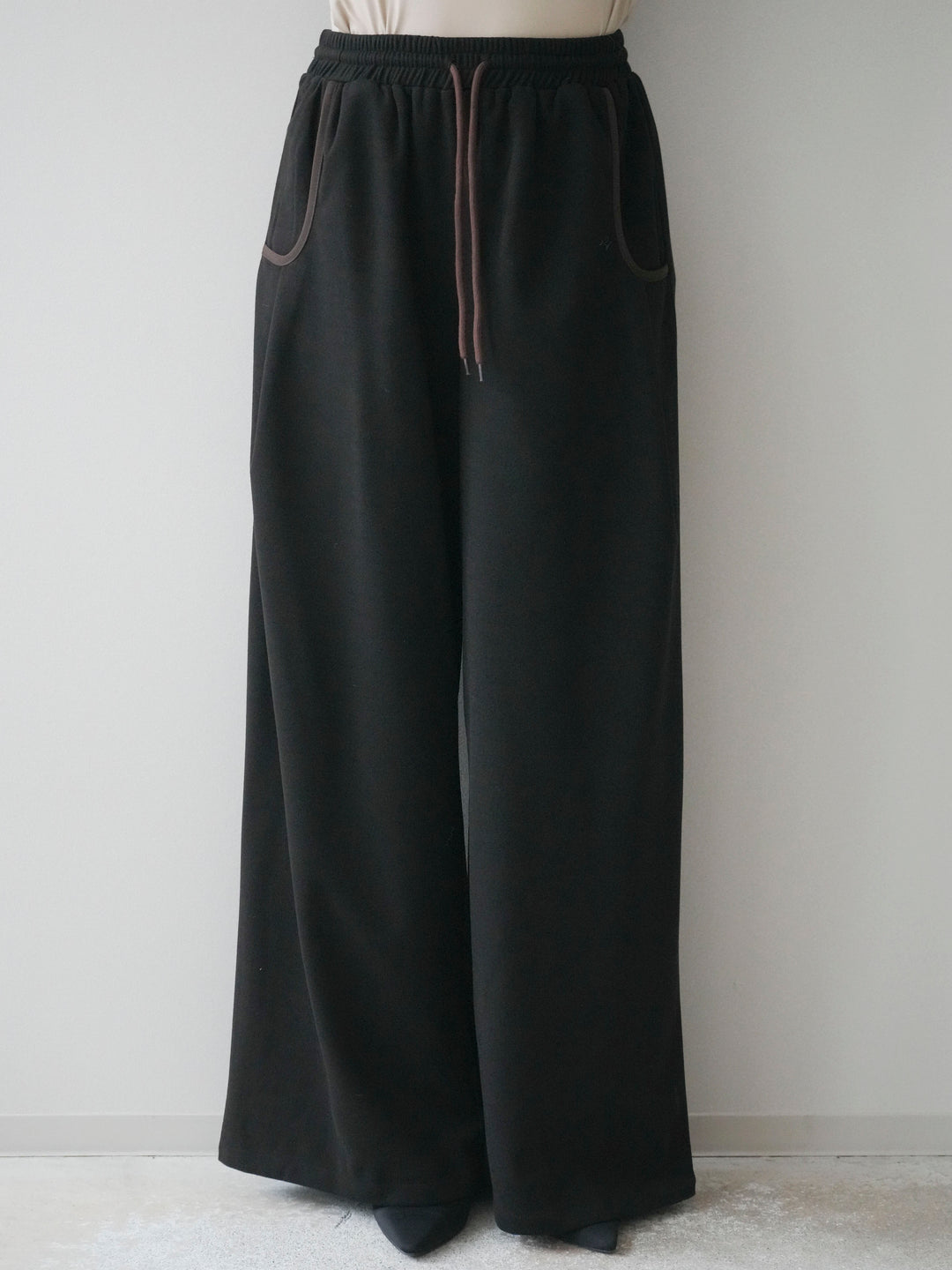 [予約]配色パイピングイージーパンツ/black