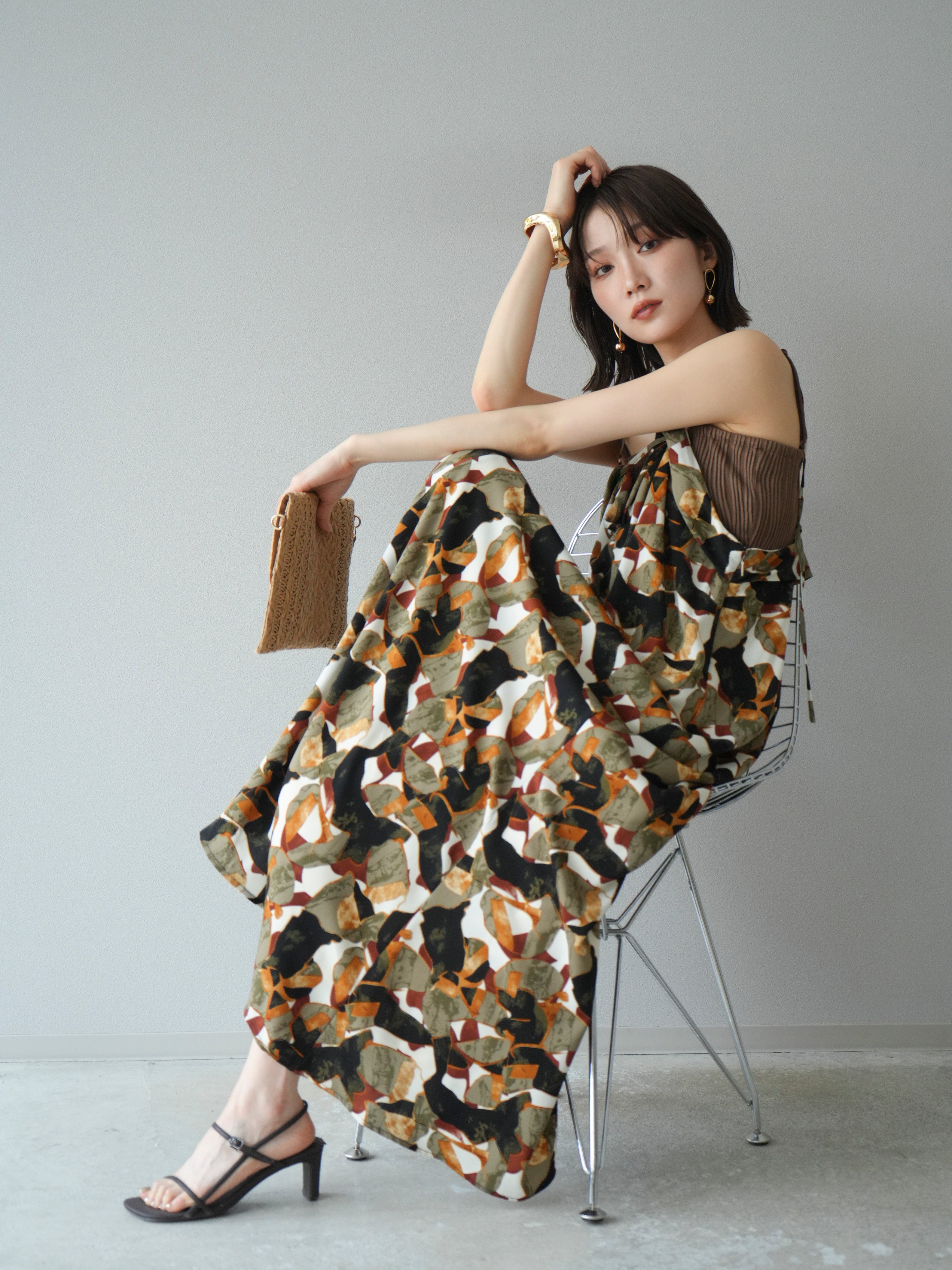 予約]タックデザインネック幾何学柄キャミワンピース/ブラウン – Lumier