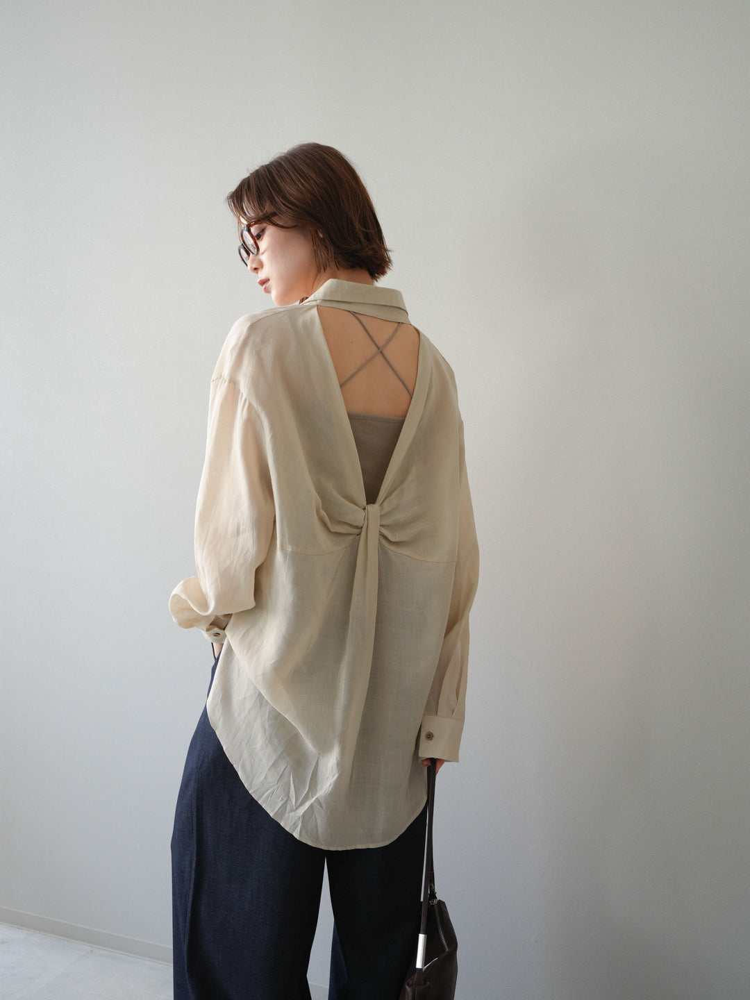 [予約]バックオープンツイストシャツ/beige