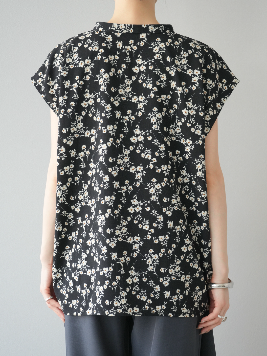 予約]フラワープリントフレンチスリーブブラウス/ブラック – Lumier