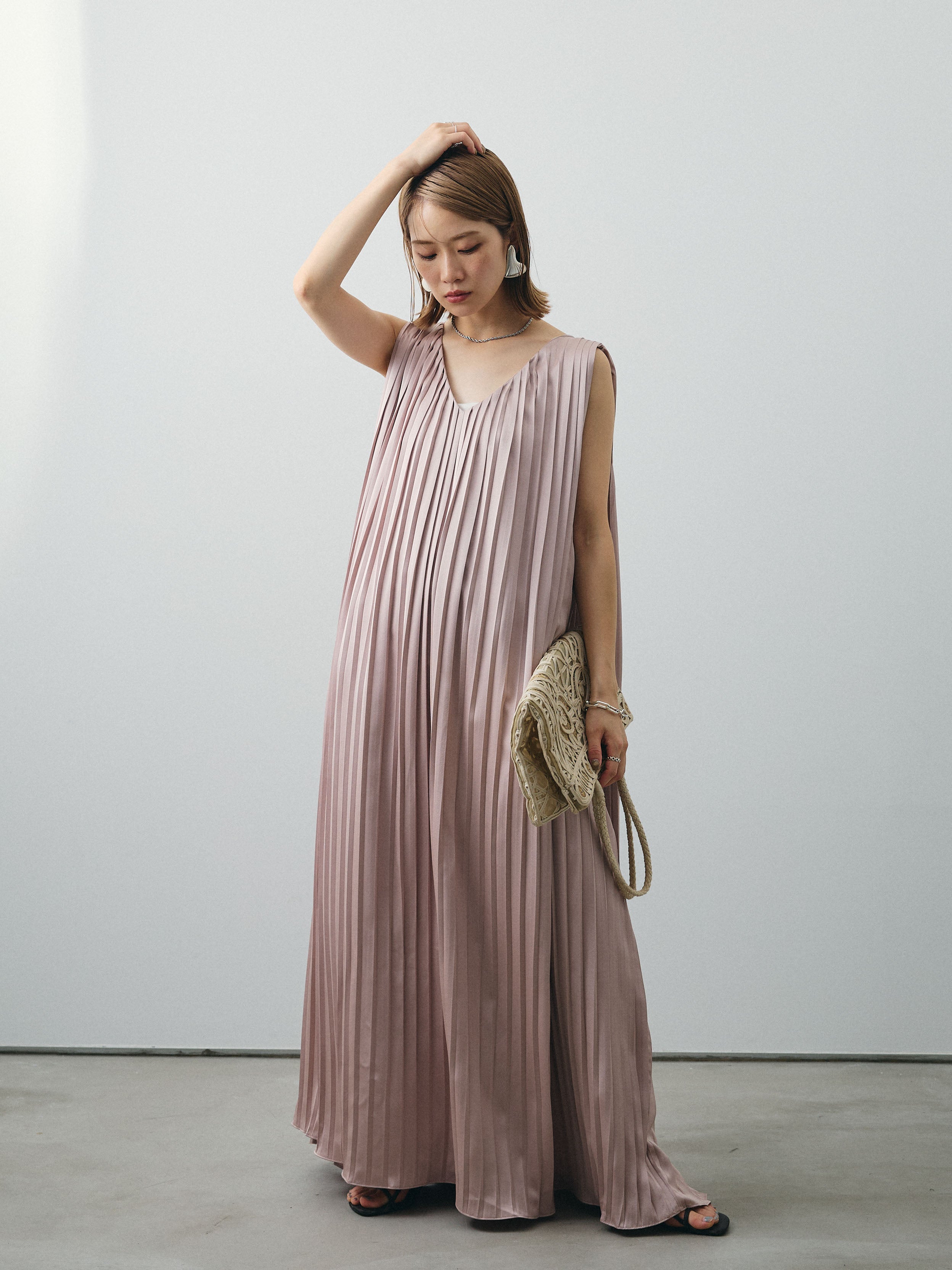 予約]サテンプリーツVネックワンピース/ピンクベージュ – Lumier