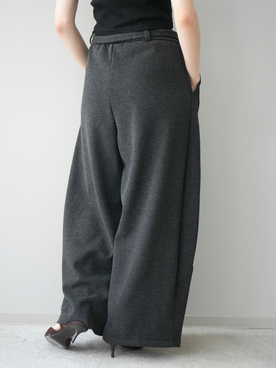 [予約]ウエストベルトカーブラインスエットパンツ/black