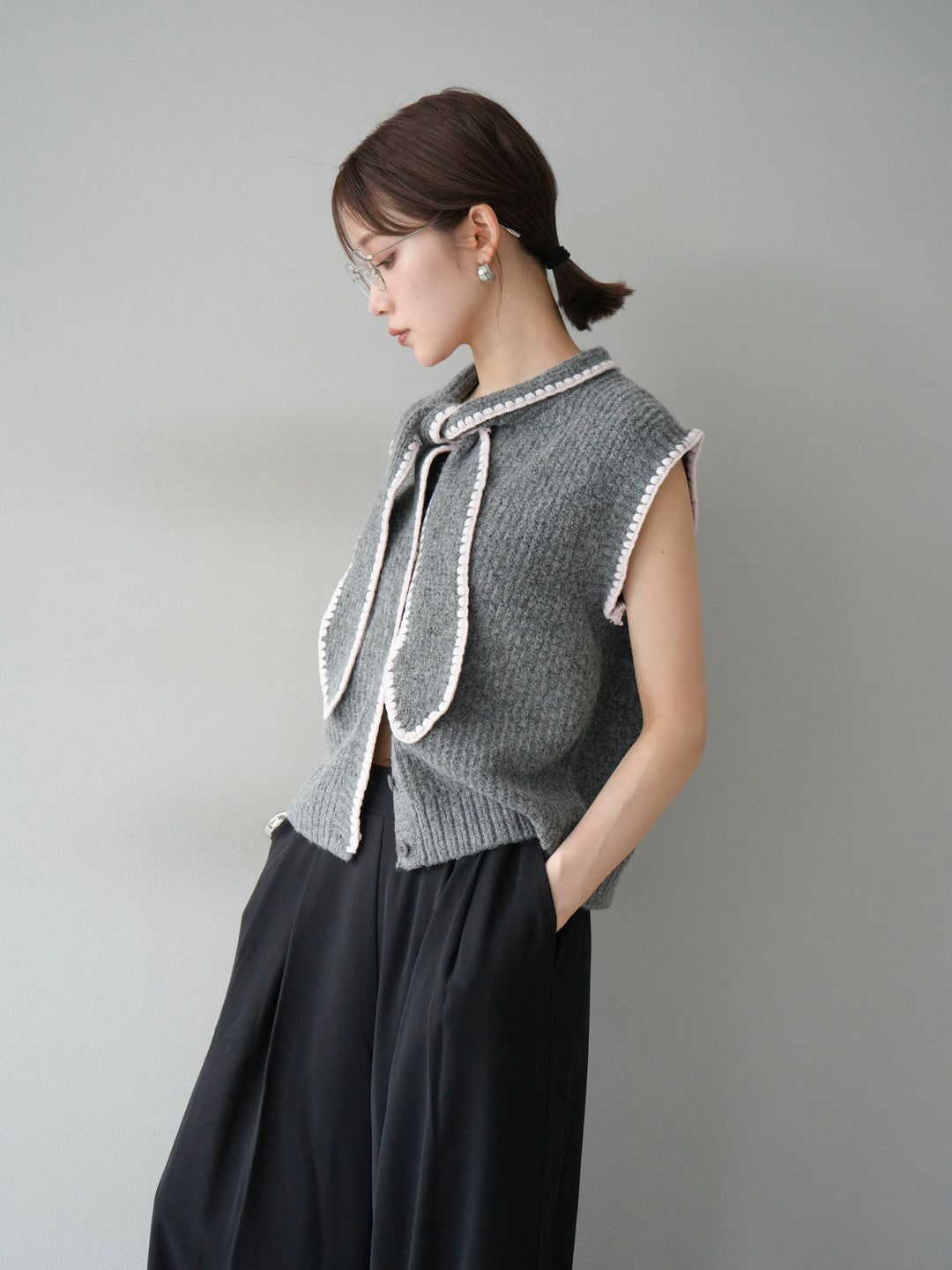 [予約]ステッチデザインボウタイニットベスト/グレー