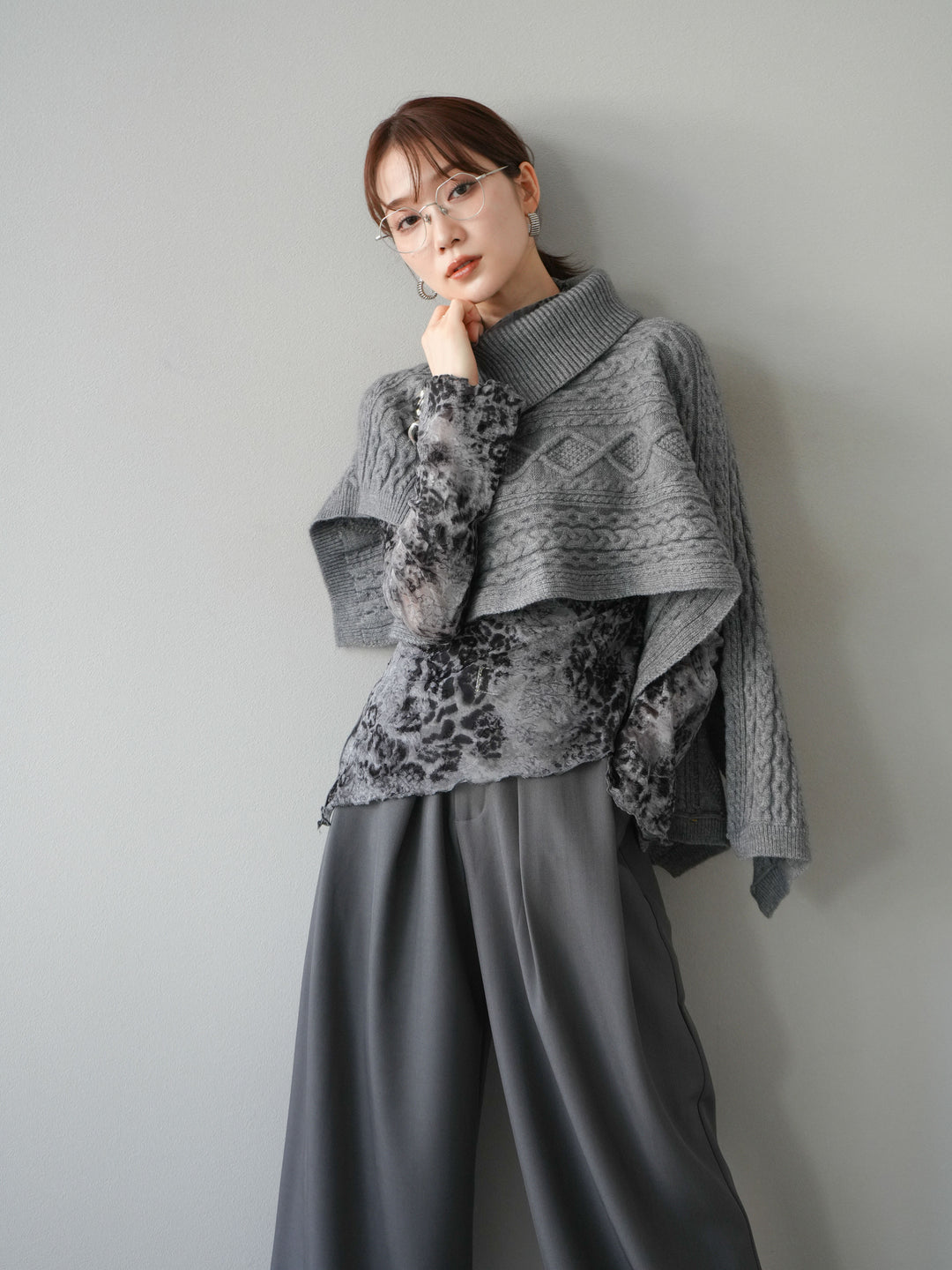 [予約]ケーブル編みニットケープ/グレー