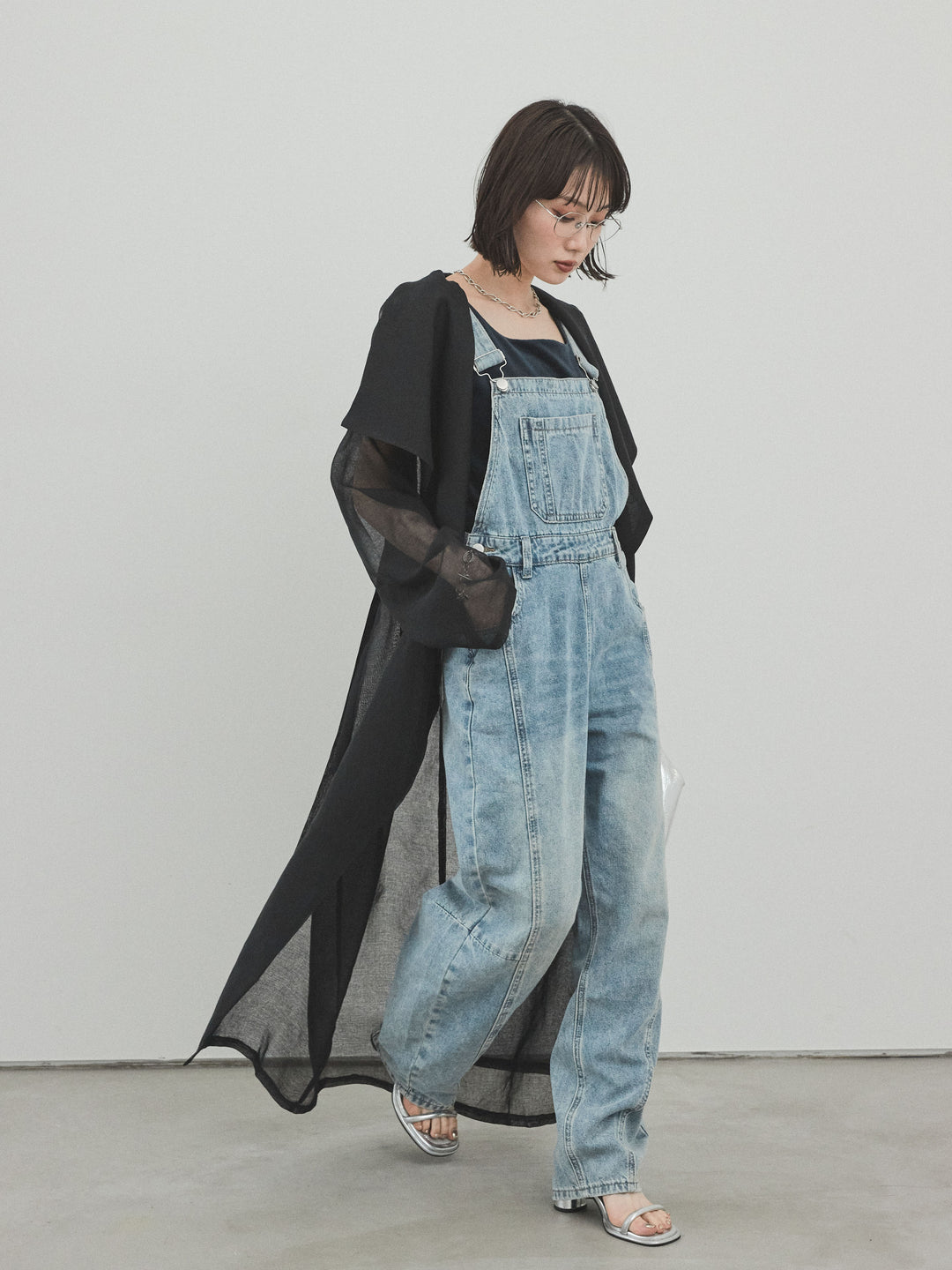 [SET] 中縫牛仔背帶褲 + 方形天鵝絨背心 + 透視長版外套（3 件組）