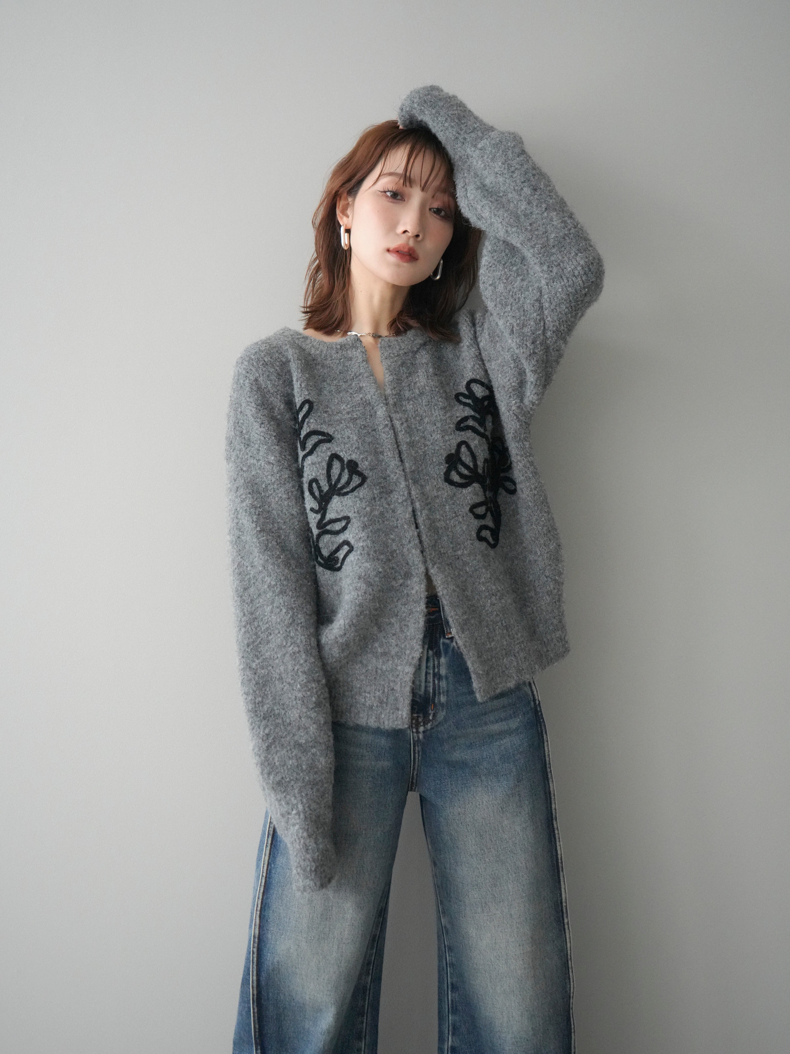 予約]テープ刺繍ホック開きブークレニットカーディガン/mokugray – Lumier