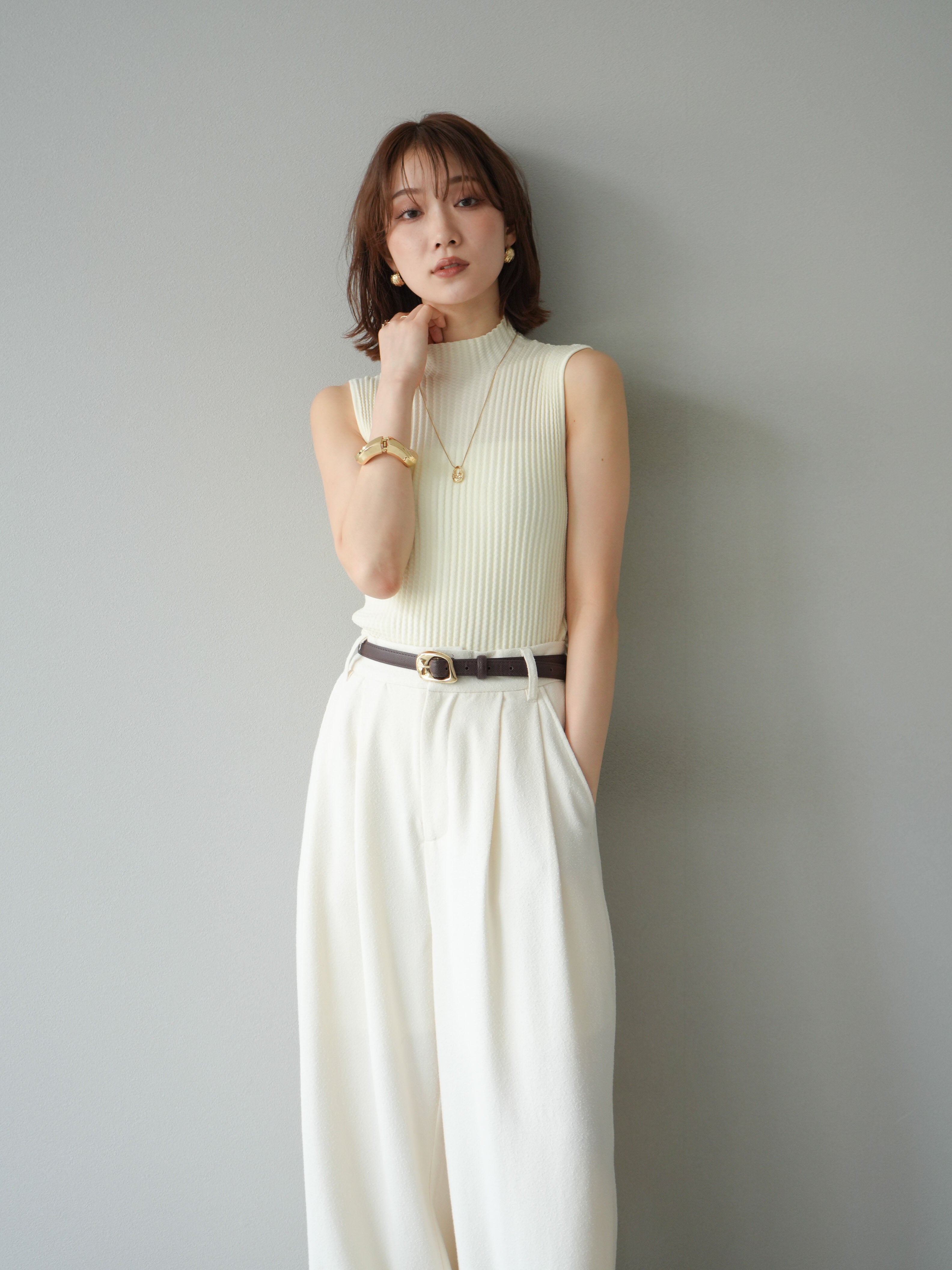 予約]ボトルネックワッフル編みノースリーブニットトップス/オフ