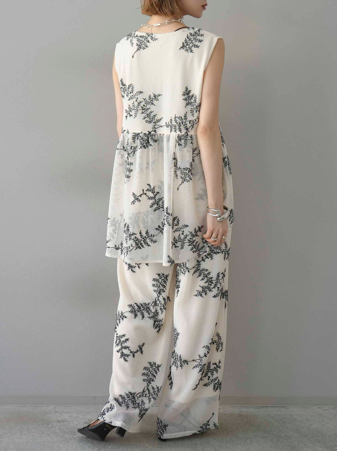 [予約]リーフ柄メッシュVネックフレアトップス/アイボリー