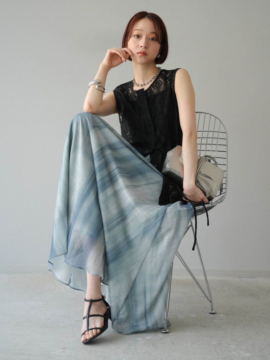 [SET] 緞面滾邊蕾絲無袖上衣 + nuance 透視喇叭裙 (2 套)