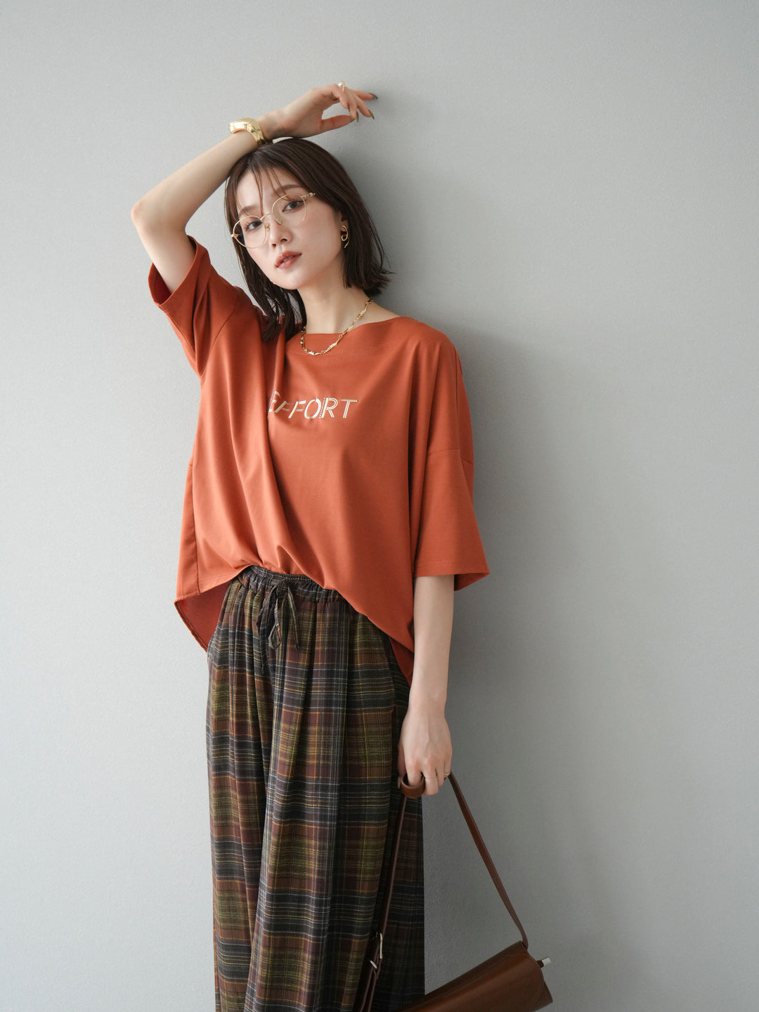 [套裝] 不同材質金屬標誌刺繡 x 印花T卹 + 透視格紋寬鬆褲（2 件套）