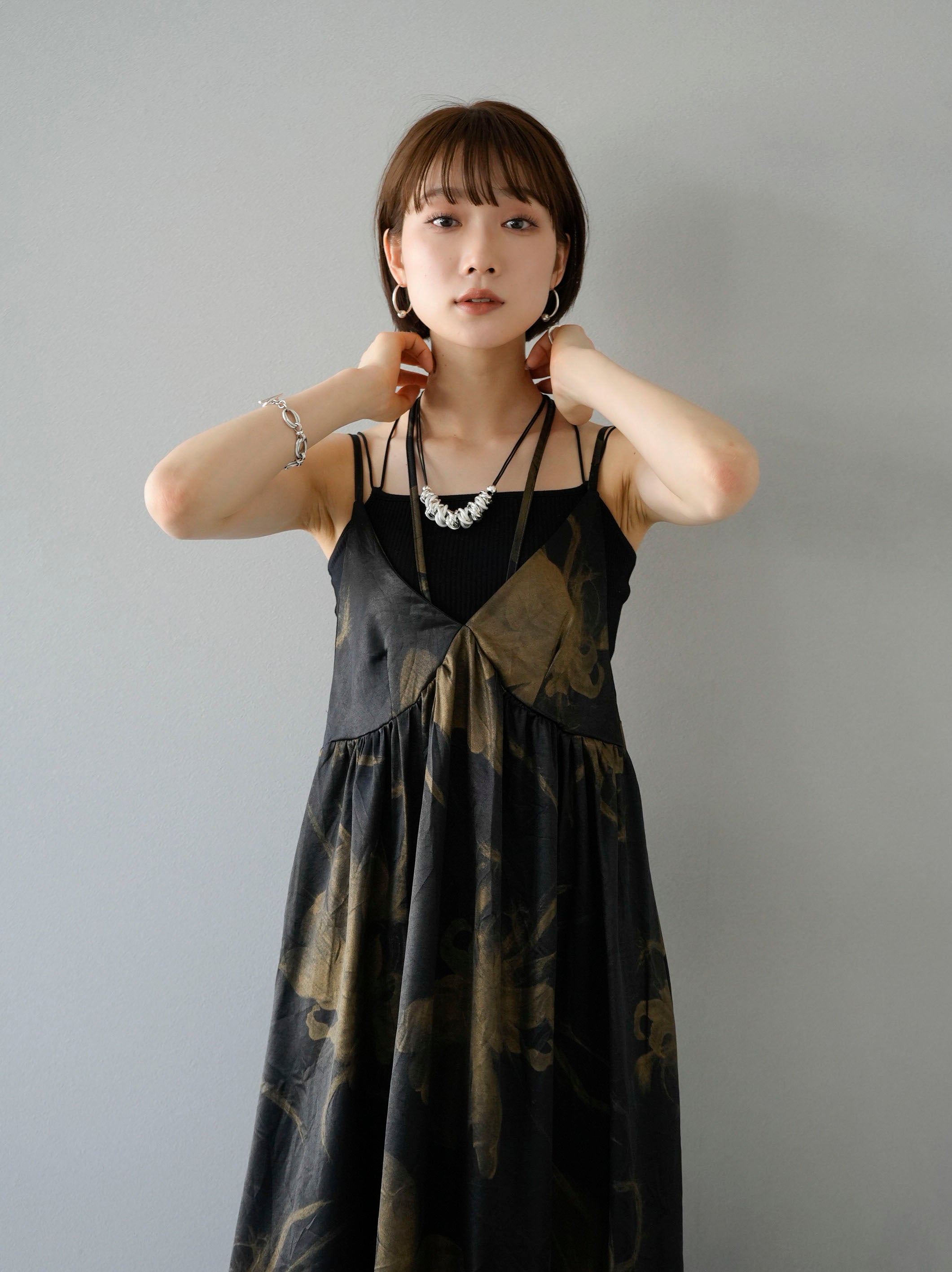 予約]フラワーアートタッチキャミワンピース/ブラック – Lumier