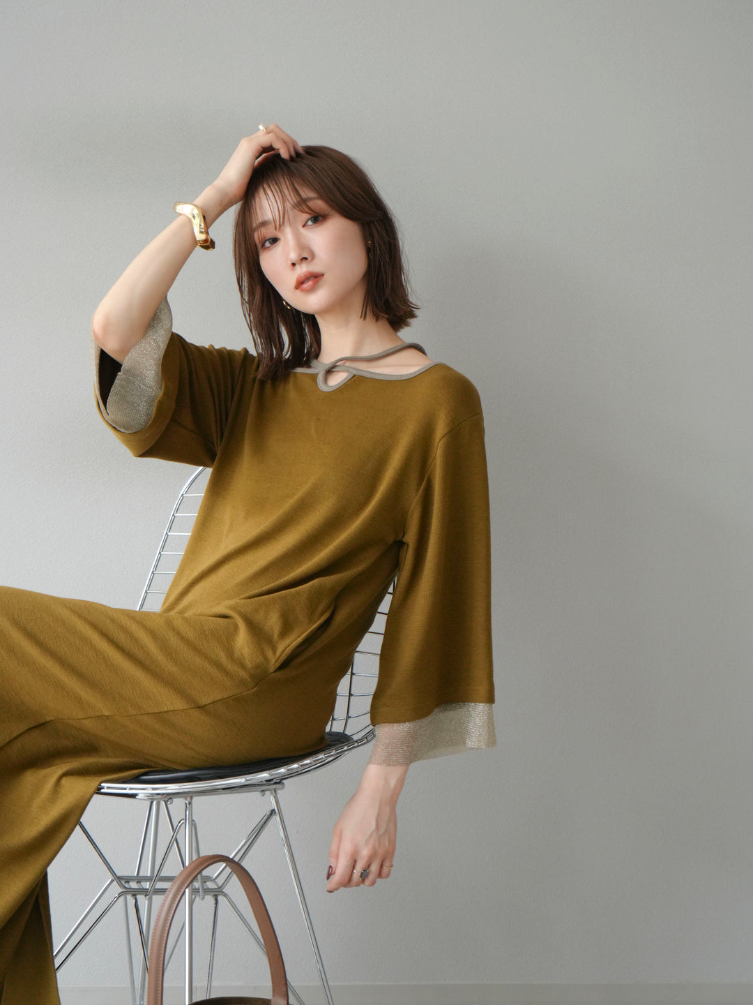 [予約]デザインネックラメシアー切替ニットワンピース/カーキ