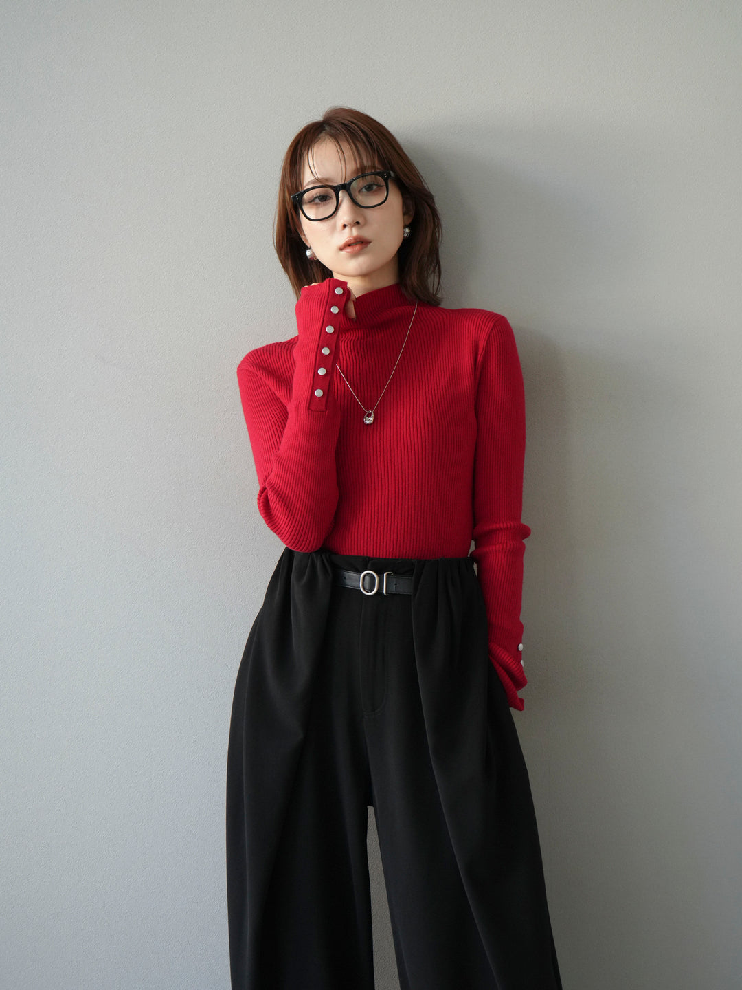 [予約]袖ボタンボトルネックリブニットトップス/レッド