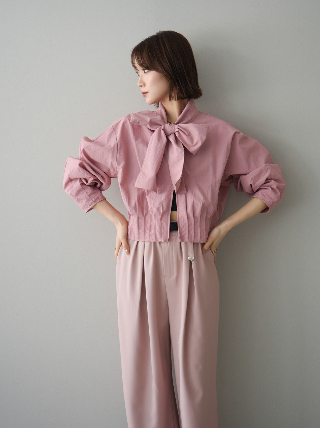 [SET]ボウタイ裾プリーツライトジャケット+ベルト付キーホルダーモチーフワイドパンツ(2set)