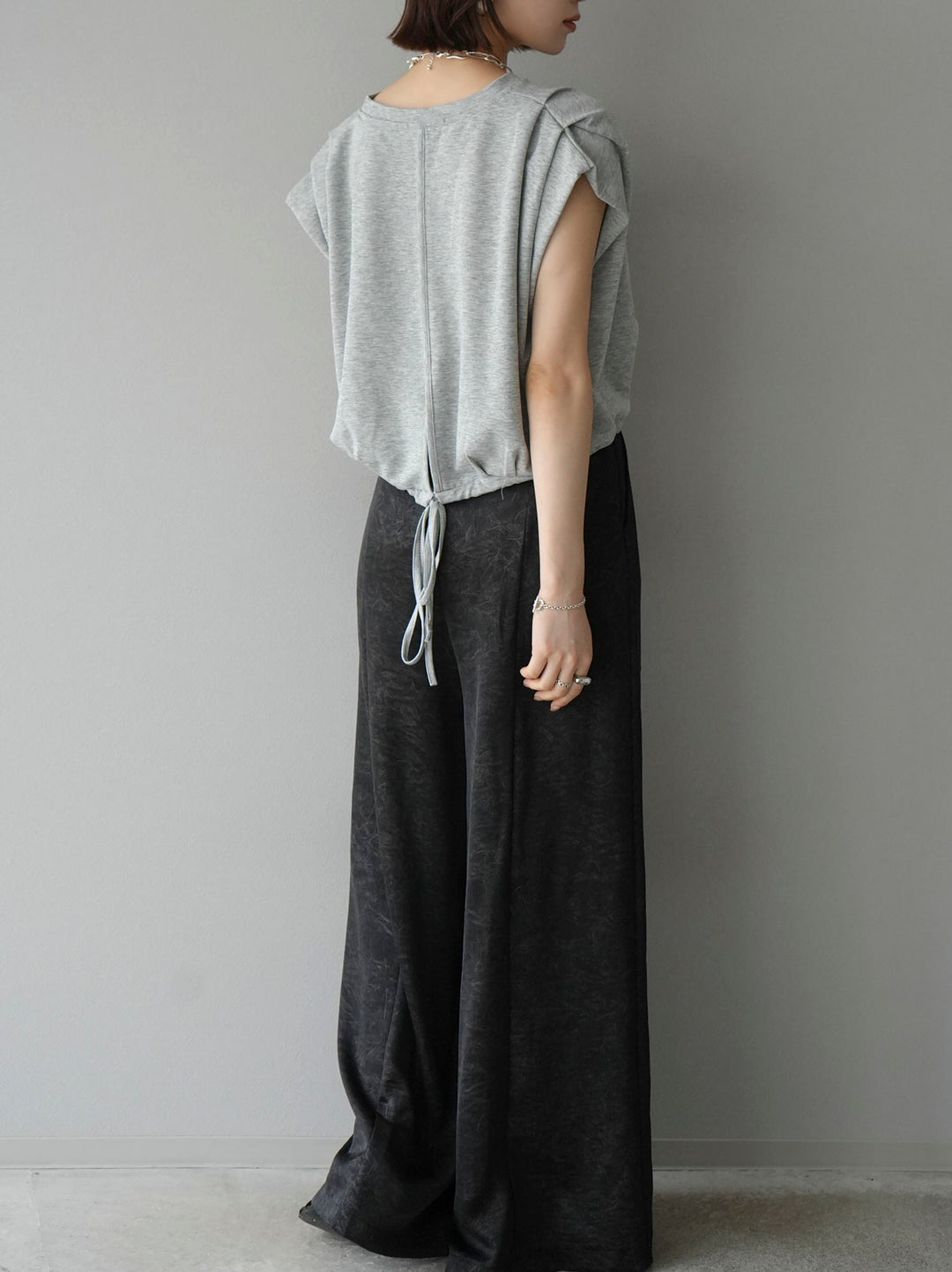 [Pre-order] Tuck shoulder hem drawstring ribbon top/gray