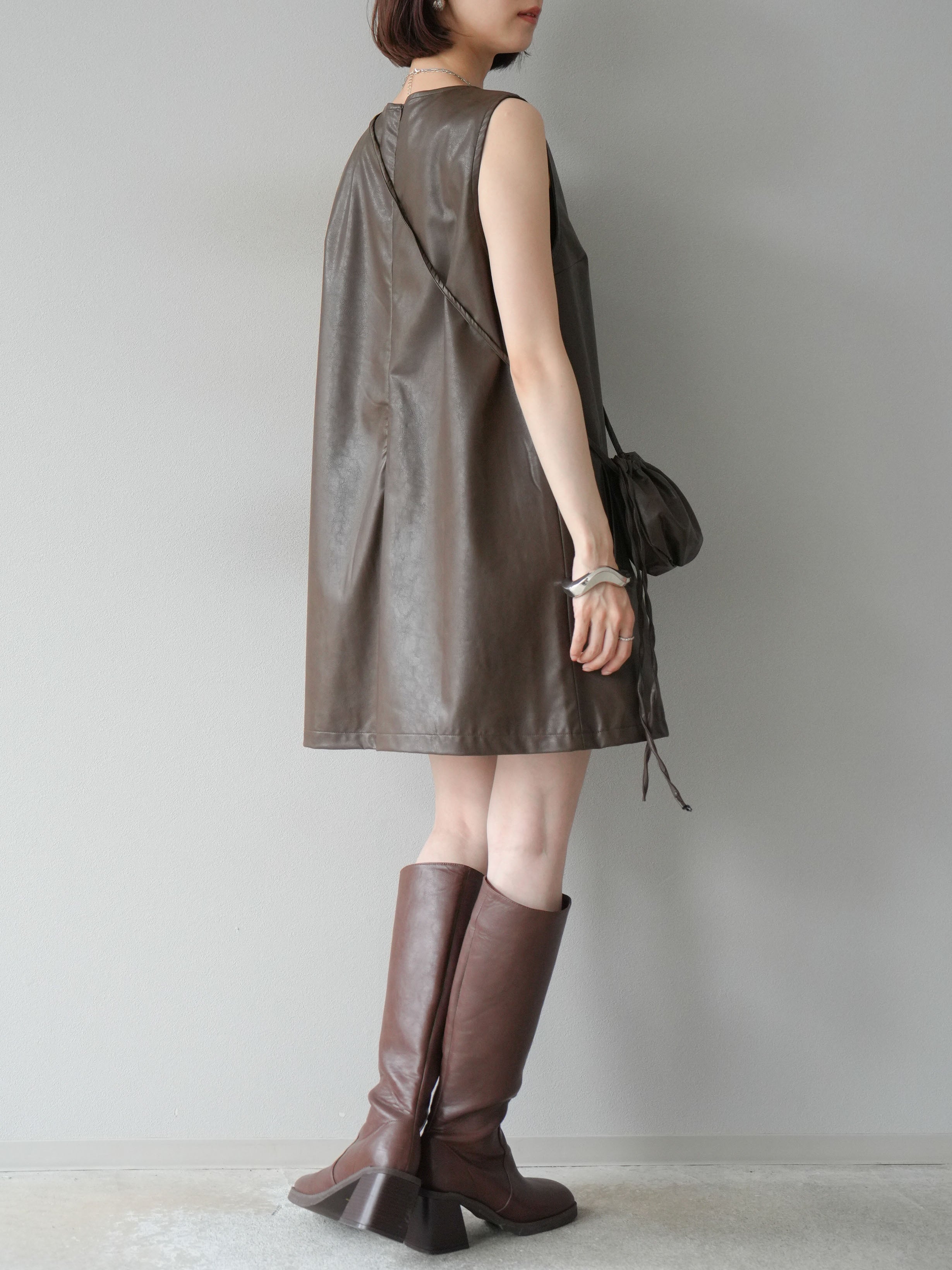 予約]ショルダーポーチ付レザーミニワンピース/ブラウン – Lumier
