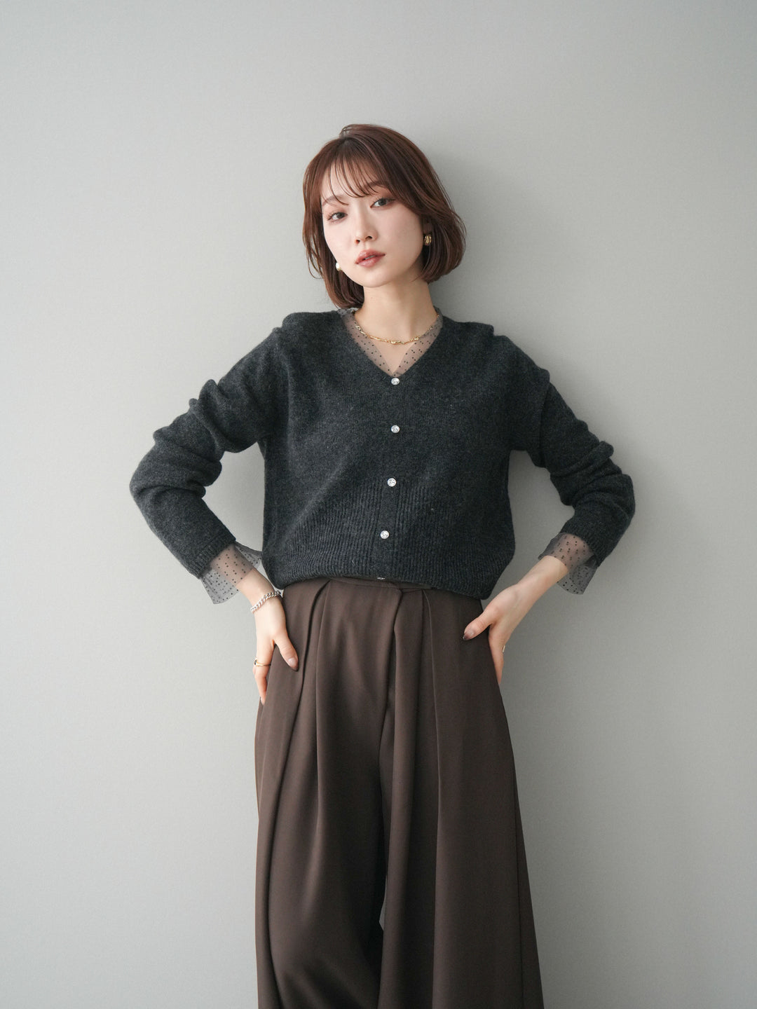 [SET]ドットチュールレイヤードボタンニットトップス+テープベルトタックバギーパンツ(2set)