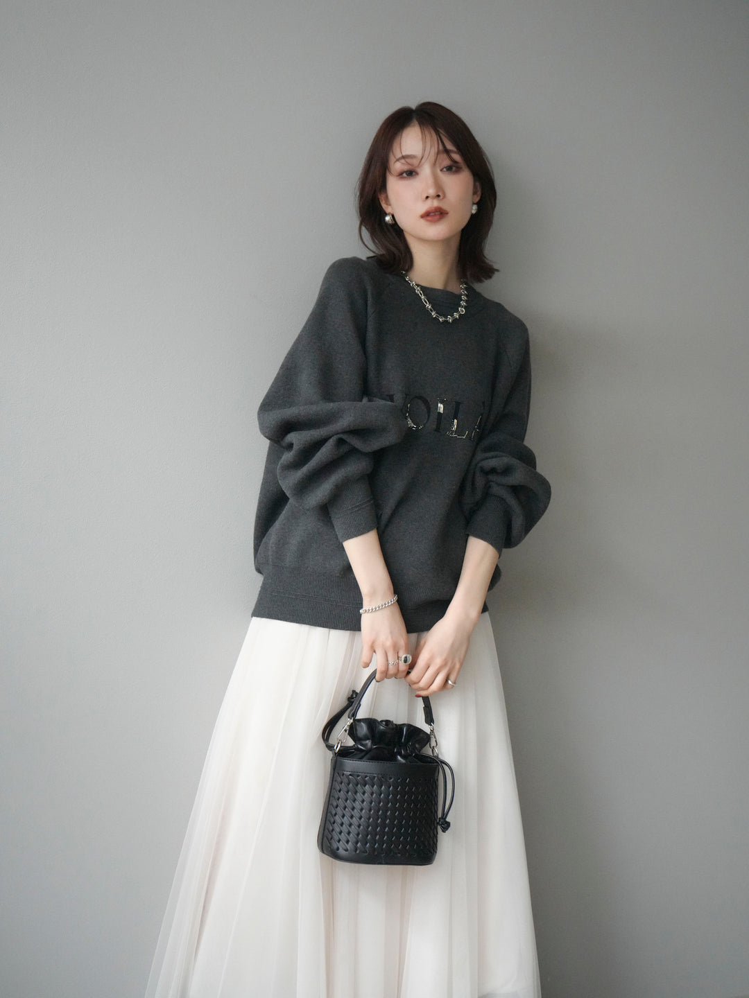 [予約]スウェットライクビーズロゴ刺繍ニットプルオーバー/charcoal