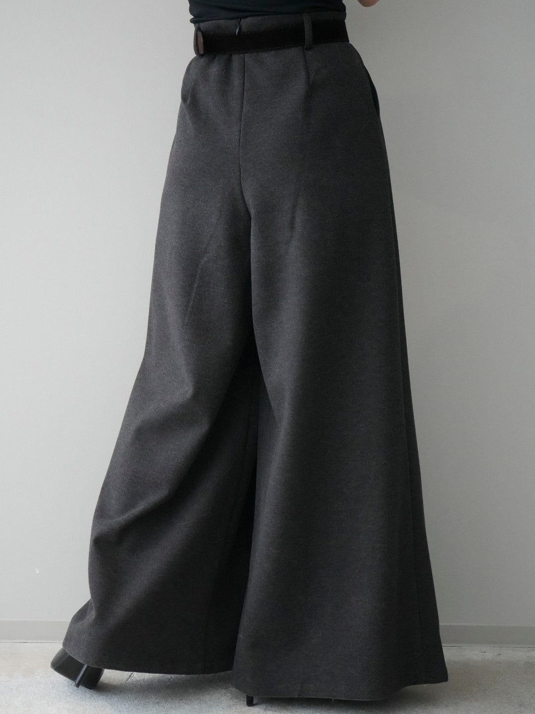 [予約]ベルト付きフロントタックワイドパンツ/charcoal