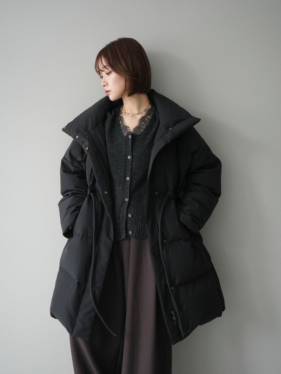 [20%オフ]スタンドカラーウエストベルトミドルダウンコート/black