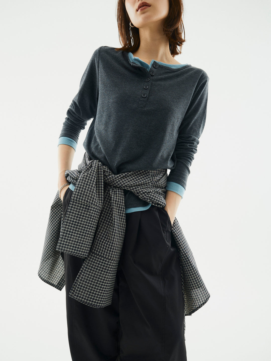 [予約]配色レイヤードヘンリーネックトップス/チャコール