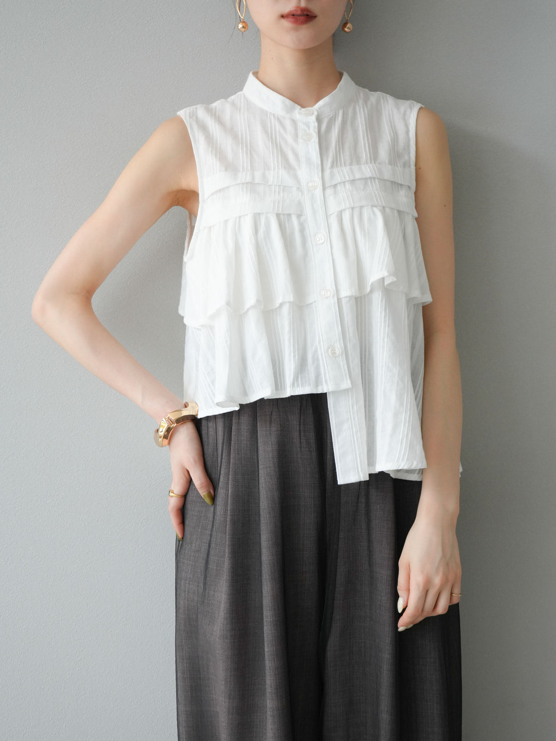 [予約]ドビーストライプアシンメトリーフリルノースリブラウス/ホワイト