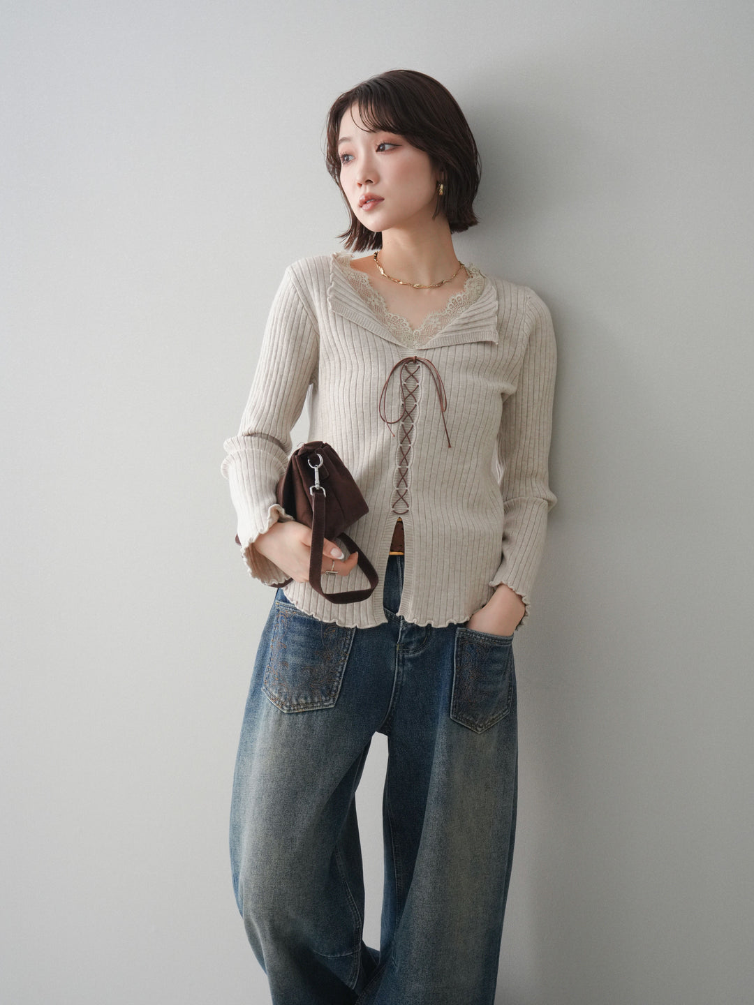 [予約]レースネックレースアップリブニットトップス/greige