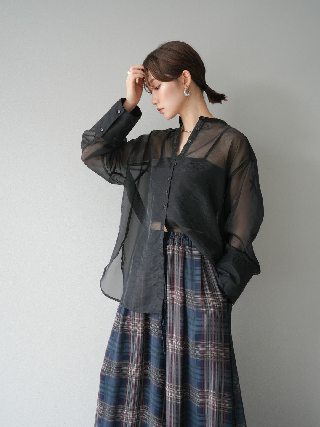 [SET] 亮面透視立領襯衫 + 透視格紋寬鬆褲 (2 件套)