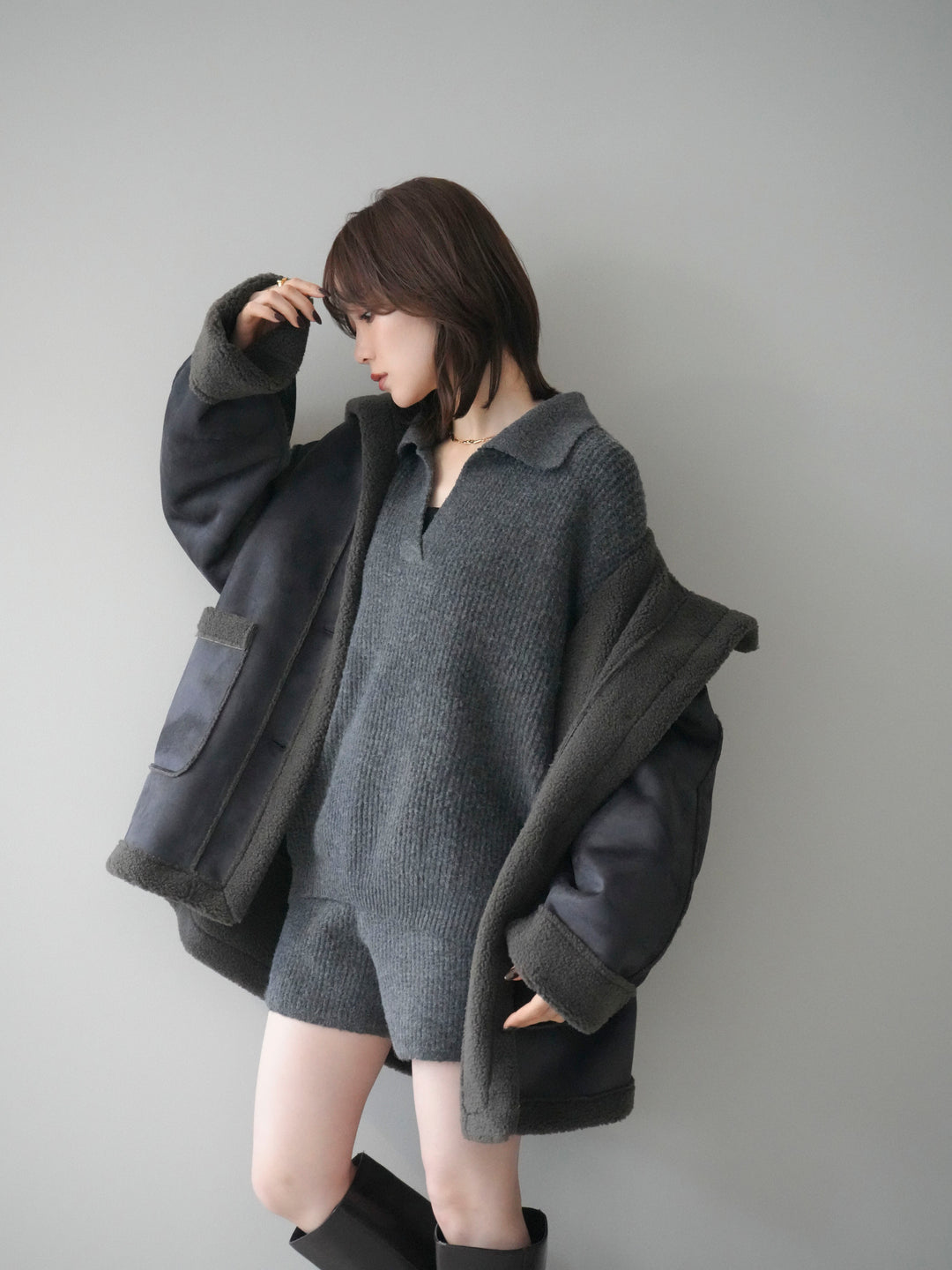 [予約]スタンドネックフェイクムートンミディアムコート/charcoal