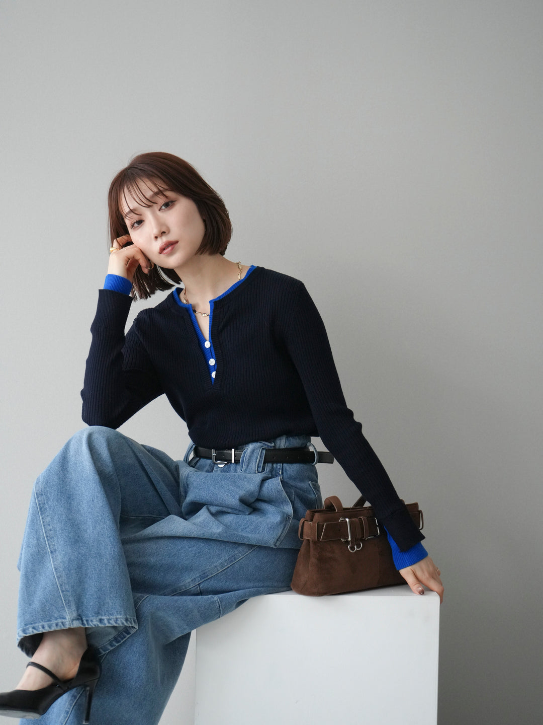 [SET]バイカラーキーネックリブニットトップス+ハイウエストベルトループデザインデニムパンツ(2set)