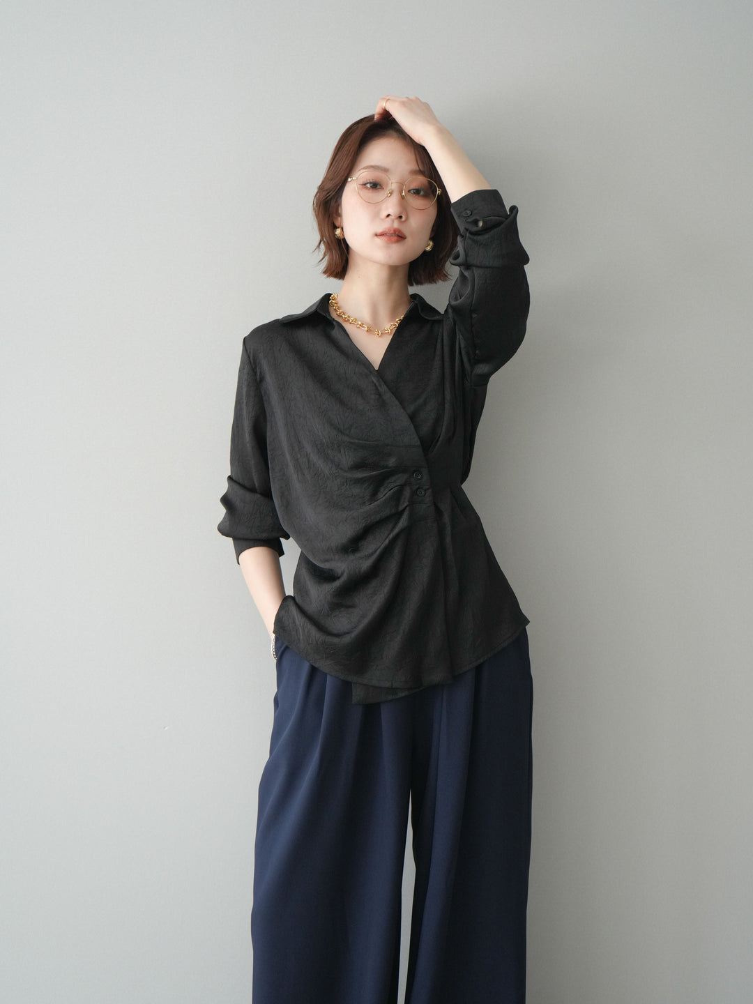 [予約]サイドギャザーアシンメトリーデザインサテンブラウス/black