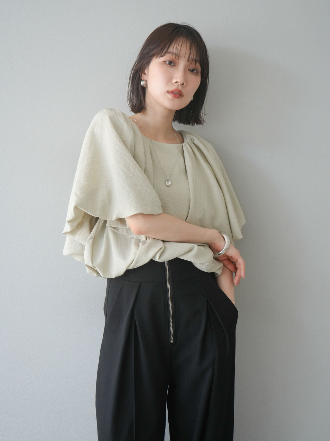 [SET] 燈籠袖褶襉設計上衣 + 拉鍊褶襉寬褲 (2 套)