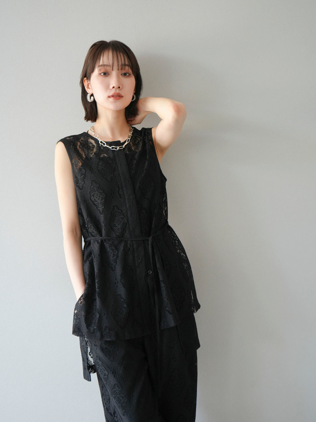 [SET] 緞面滾邊蕾絲無袖上衣 + 蕾絲疊穿休閒褲 (2件套)