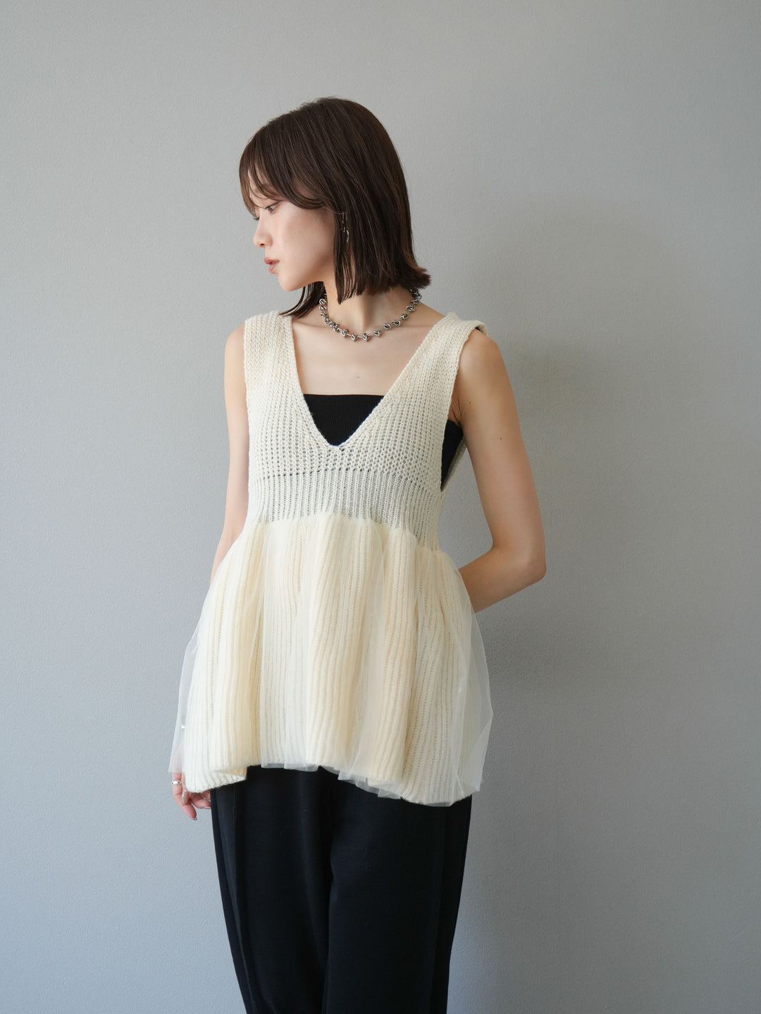 [SET] 薄紗層疊荷葉邊針織背心 + 兩用設計運動褲（2 件組）