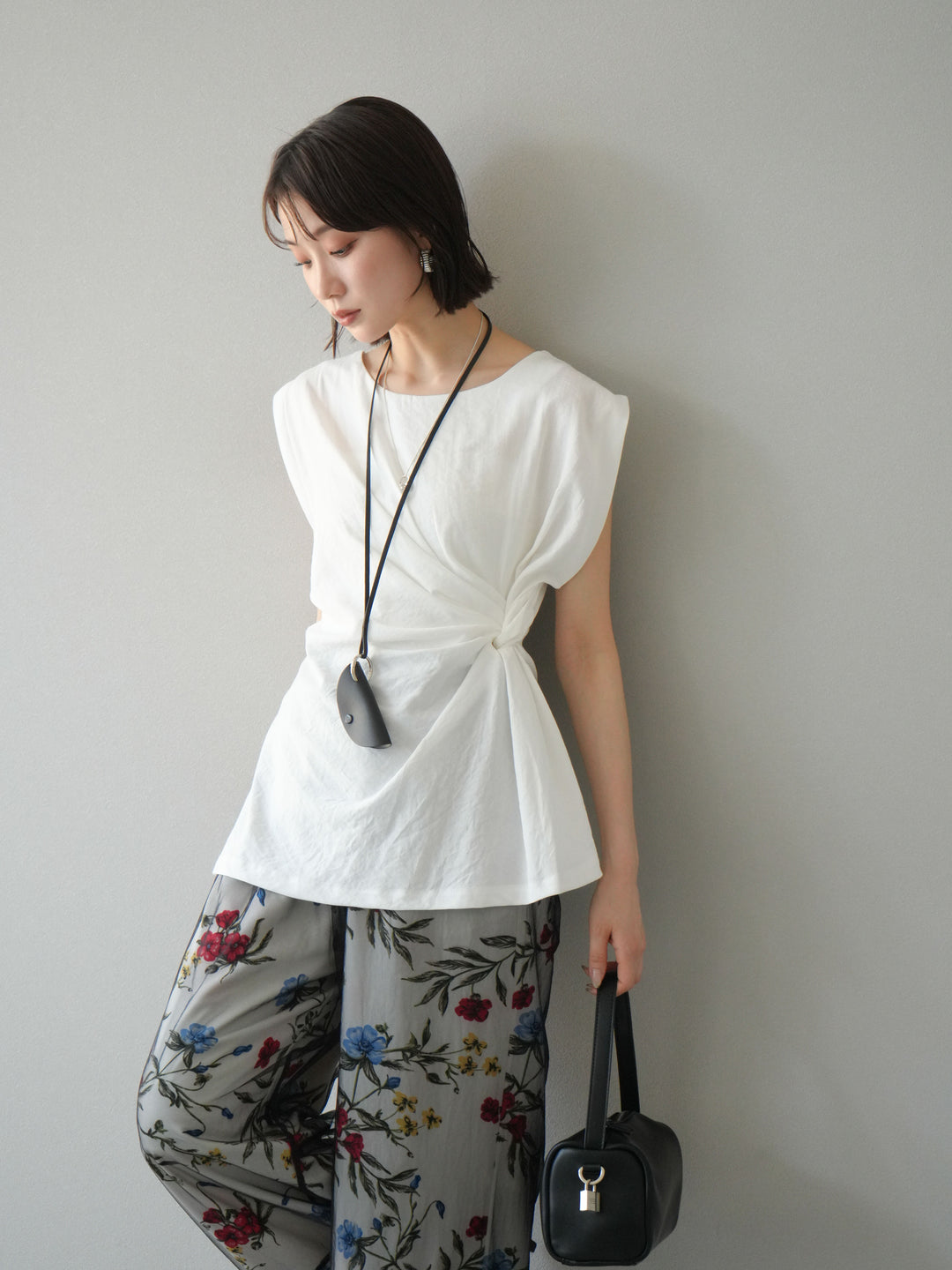 [SET] 側扭法式上衣+植物圖案休閒褲+繩繡薄紗疊穿褲（3件套裝）
