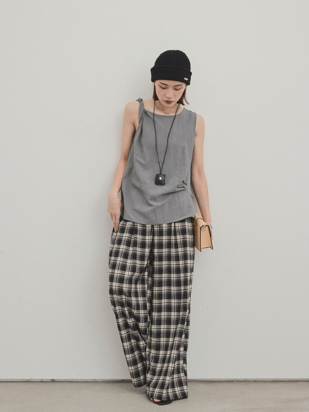 [SET] 扭紋無袖上衣配皮項鍊 + 格紋寬褲 (2 件套)