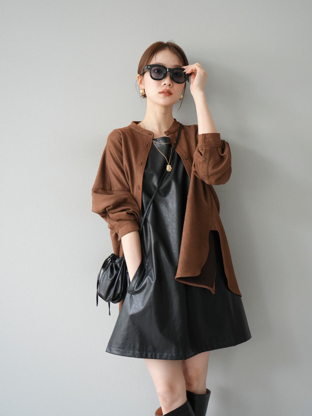 [SET] 麂皮立領外套襯衫 + 附單肩包皮革迷你連身裙（2 套）