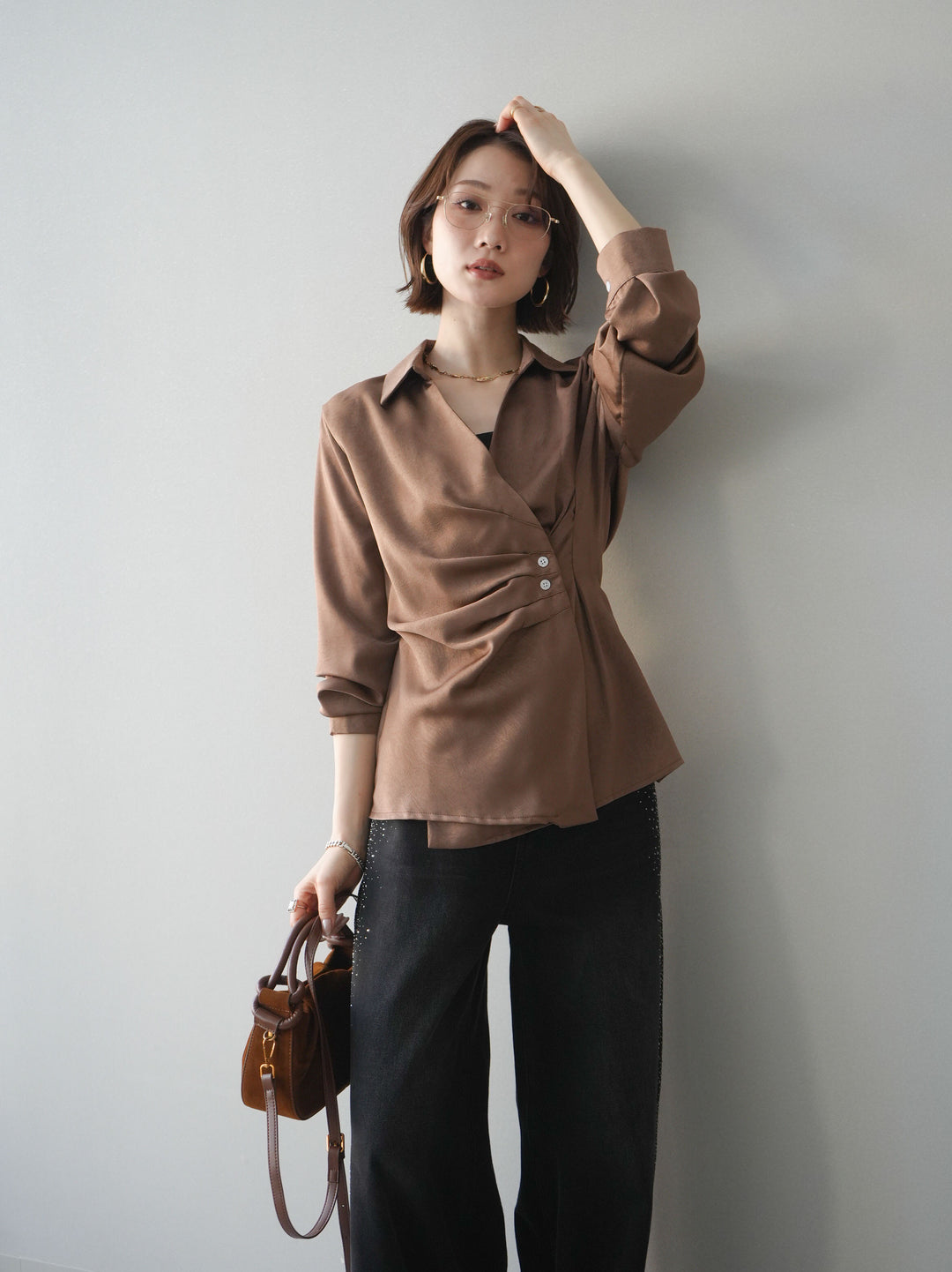 [予約]サイドギャザーアシンメトリーデザインサテンブラウス/brown