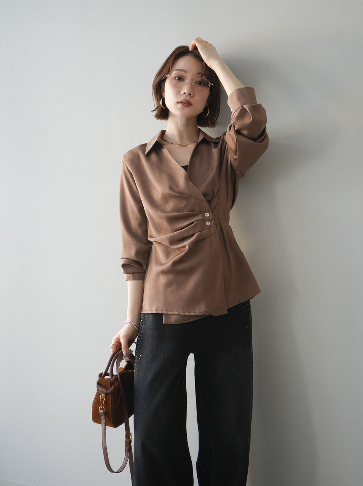 [予約]サイドギャザーアシンメトリーデザインサテンブラウス/brown