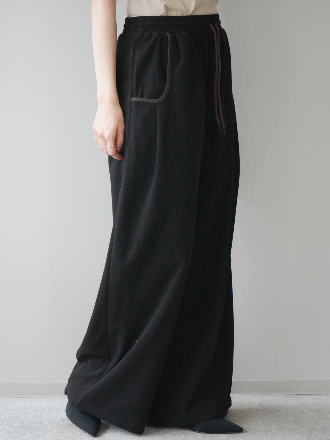 [予約]配色パイピングイージーパンツ/black