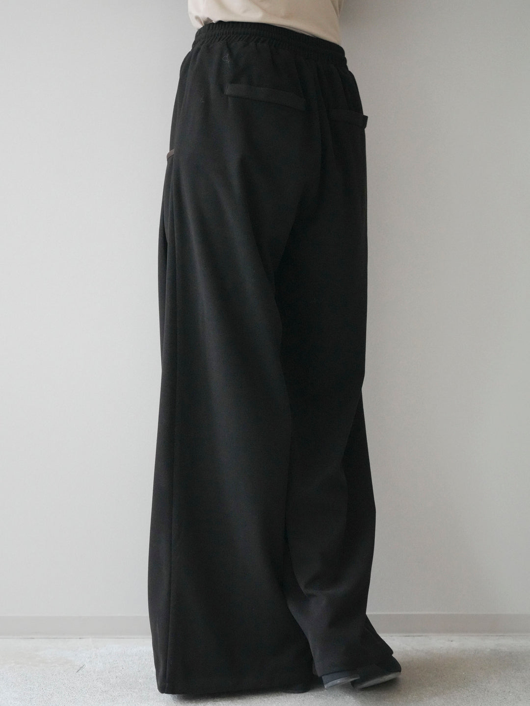 [予約]配色パイピングイージーパンツ/black