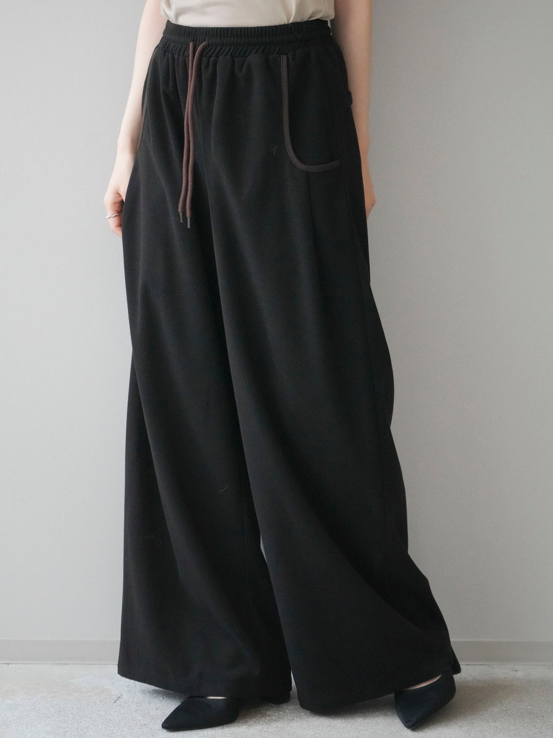 [予約]配色パイピングイージーパンツ/black