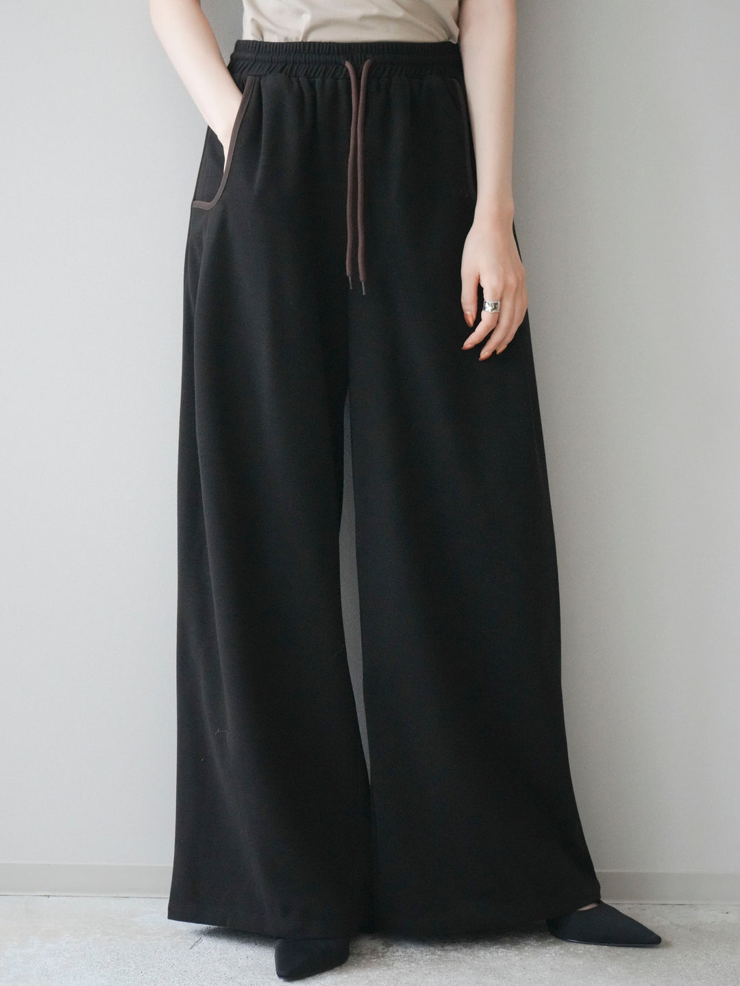 [予約]配色パイピングイージーパンツ/black