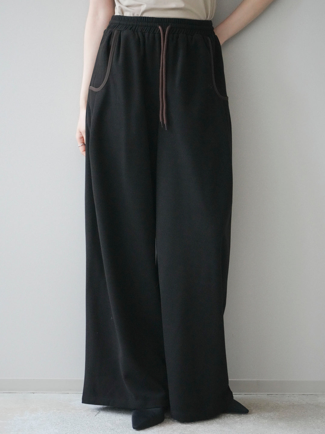 [予約]配色パイピングイージーパンツ/black