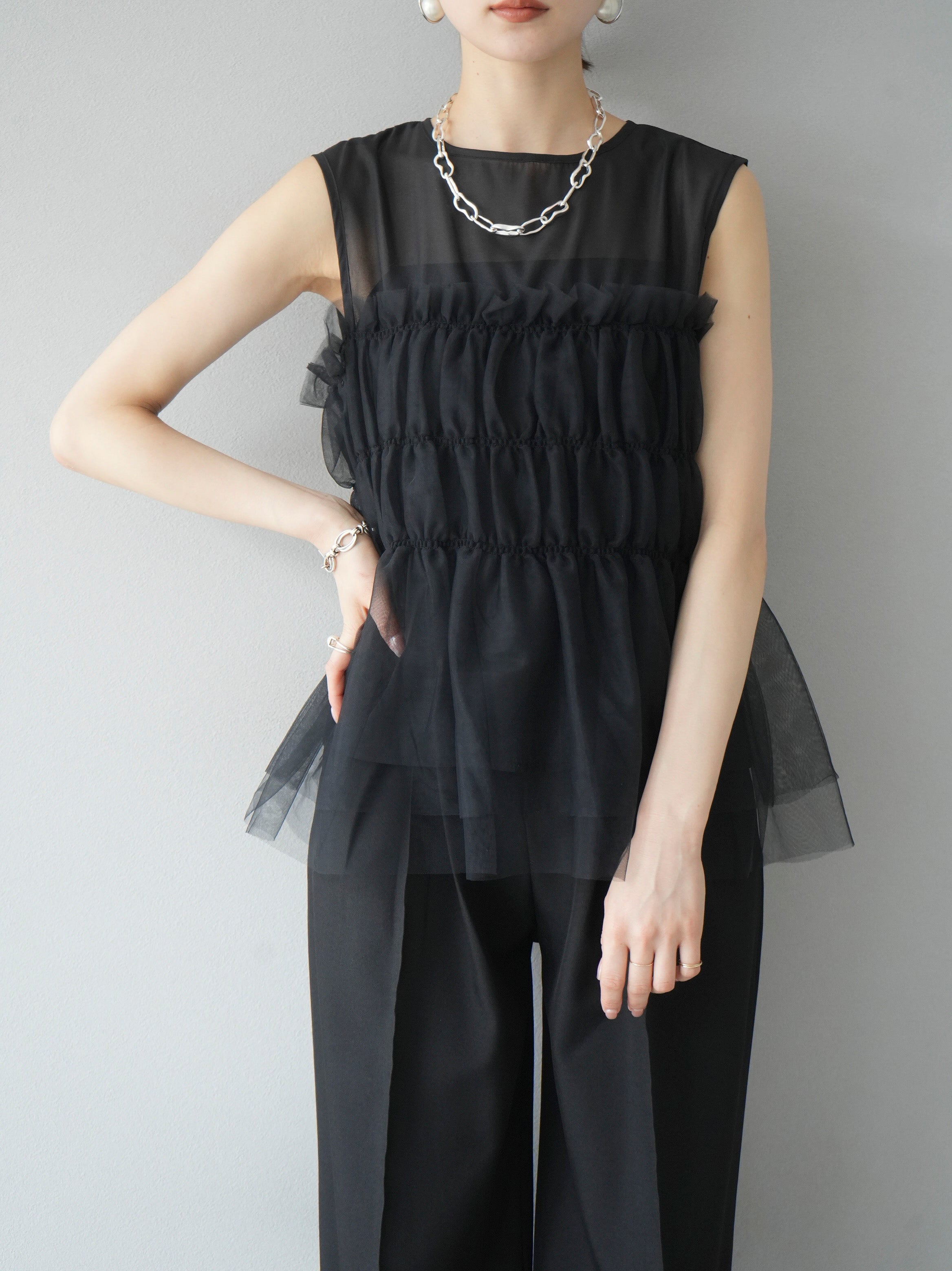 プリーツプリーズ　ノースリーブ　トップス　ボトルネック　スリット　ブラック　L 予約]チュールフリルノースリーブトップス/ブラック – Lumier